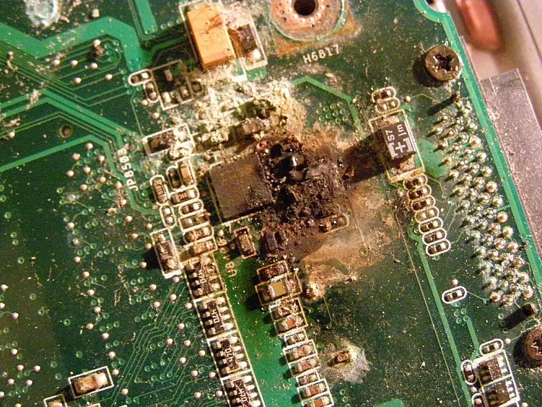 sıvı temasıyla yanmış anakart